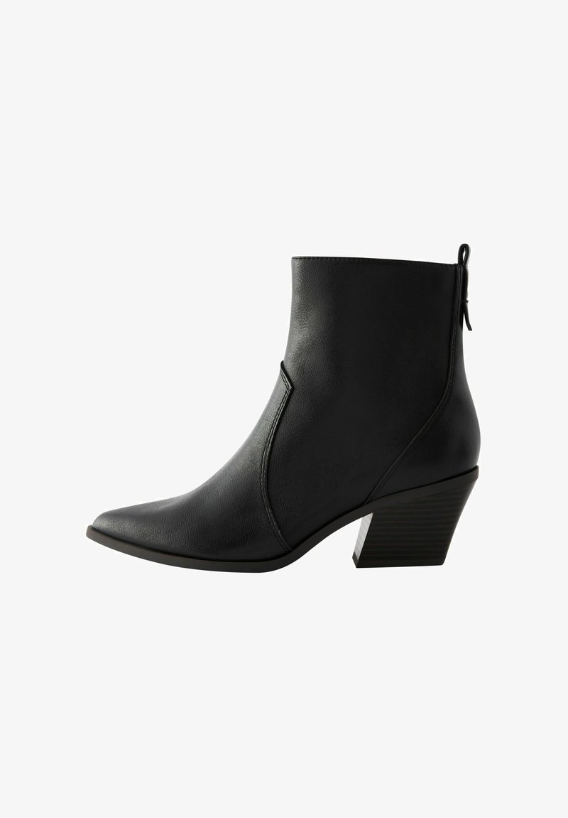 Bottine en cuir noir à bout pointu, avec un talon bloc angulé et des détails de couture minimaux. Texture lisse avec une fermeture éclair sur le côté.