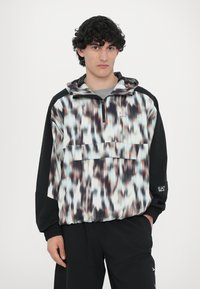 Felpa con cappuccio in tessuto leggero, caratterizzata da un motivo astratto colorato con accenti neri, tasca frontale a busta e colletto con zip.