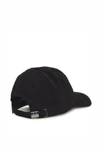 Casquette noire avec une visière incurvée, fabriquée en tissu léger. Dispose d'une sangle ajustable à l'arrière avec une boucle métallique et des trous de ventilation.