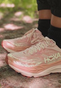 HOKA STINSON 7 - Trail hardloopschoenen - cream/sandstone