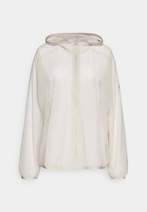 Valkoinen läpinäkyvä takki, jossa on täysi vetoketju, säädettävä huppu ja elastiset hihansuut. Kevyt kangas, jolla on sileä pinta.