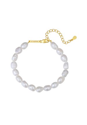 Perlenarmband mit unregelmäßig geformten, glänzenden weißen Perlen und einem vergoldeten, verstellbaren Kettenverschluss mit einem Anhänger, auf dem "hey happiness" eingraviert ist.