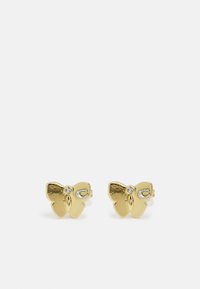 Pendientes de stud en forma de mariposa de oro con una superficie brillante y un pequeño acento de gema clara en el centro de cada pendiente.