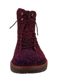 Stivale con lacci realizzato in tessuto morbido color bordeaux e viola scuro. Presenta occhielli in metallo rotondi, una suola in gomma testurizzata e un design della punta arrotondata.