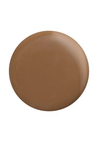 Assiette ronde en céramique brune avec une surface lisse et un rebord légèrement surélevé, présentée sur un fond blanc.