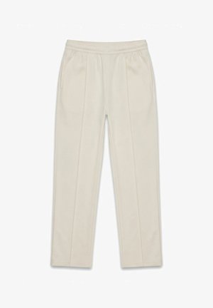Béžové kalhoty s rovnými nohavicemi, elastickým pasem a bočními kapsami, s našitými záhyby vpředu na každé nohavici.