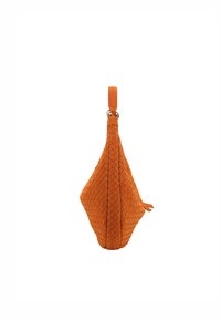 Orange geflochtene Lederhandtasche in Diamantform, mit einem kurzen Griff und einem dezenten strukturierten Muster. Glatte Oberfläche und schlanke Silhouette.