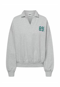 Szary sweatshirt z dekoltem w kształcie V, ściągaczami przy rękawach i u dołu. Posiada nadrukowane "89" w odcieniach turkusu i fioletu na lewej piersi. Miękka tekstura.