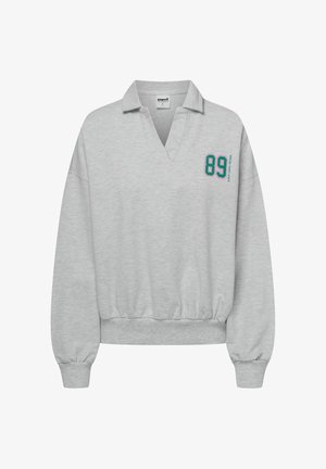 Szary sweatshirt z dekoltem w kształcie V, ściągaczami przy rękawach i u dołu. Posiada nadrukowane "89" w odcieniach turkusu i fioletu na lewej piersi. Miękka tekstura.