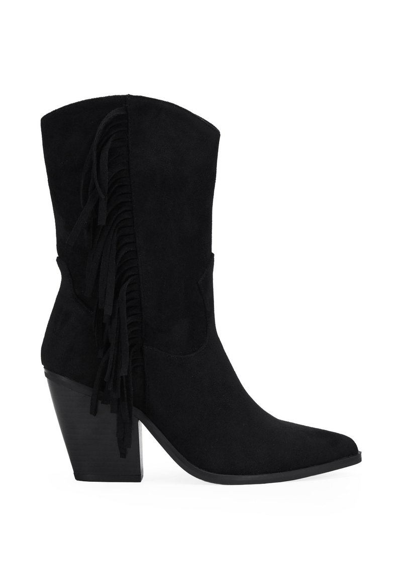 Bota de cowboy de ante negro con punta afilada, tacón apilado y detalle de flecos verticales en la parte trasera. Textura suave y diseño estructurado.