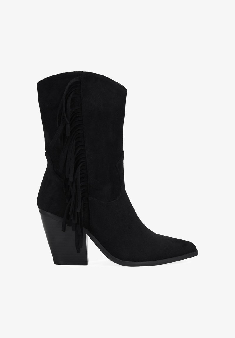 Bota de cowboy de ante negro con punta afilada, tacón apilado y detalle de flecos verticales en la parte trasera. Textura suave y diseño estructurado.