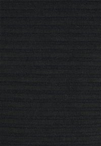 Musta teksturoitu kangas, jossa on vaakasuora kankaan rakenne, pehmeää, hieman joustavaa materiaalia. Yhtenäinen väri ilman erottuvia yksityiskohtia.