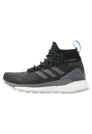 Sneaker alta Adidas Terrex nera e grigia con colletto per caviglia simile a una calza, lacci, tre strisce sul lato e suola bianca imbottita.