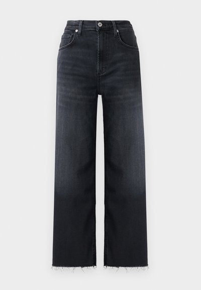 Jean large en denim foncé avec taille haute, présentant une décoloration subtile, un ourlet effiloché et un design classique à cinq poches.