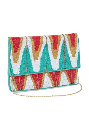 Pochette avec broderie de perles multicolores en motifs zigzag rouge, or, blanc et turquoise, avec une bandoulière chaîne dorée.