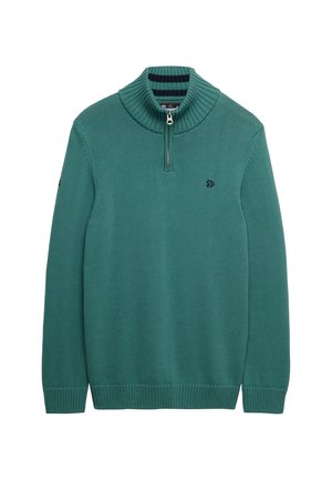 Grøn strikket pullover med høj krave, halvlange lynlås foran, ribstrikkede manchetter og kant. Har en lille logo på brystet.