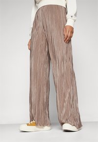 Pieces PCNORA WIDE PANT  - Pantaloni - fossil