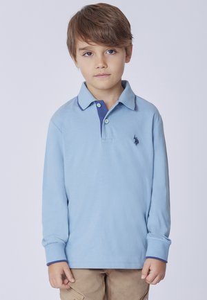 Polo shirt a maniche lunghe azzurro chiaro con colletto e polsini blu scuro, con un piccolo logo ricamato sul lato sinistro del petto.