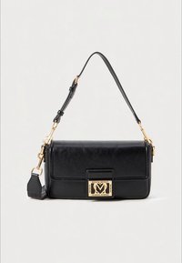 Svart läderhandväska med rektangulär form, guldfärgade beslag och en framträdande logotypplatta på framsidan. Har en avtagbar rem.