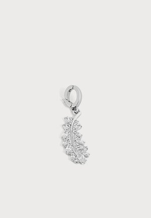 Strieborná kruhová náušnica s visiacim zakriveným príveskom v tvare listu zdobeným malými priehľadnými drahými kameňmi.