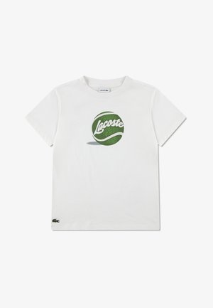 Tricou alb din bumbac, cu un grafic verde de minge de tenis și textul "Lacoste", mâneci scurte și un mic logo pe tiv.