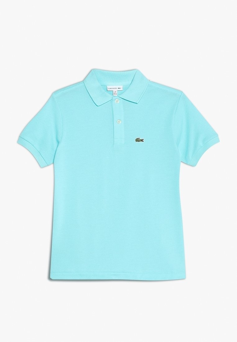 Jasnoniebieska koszulka polo z krótkim rękawem, z dwoma guzikami i małym zielonym logo krokodyla na piersi.