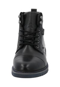 Zwarte leren enkellaarsjes met een ronde neus, vetersluiting aan de voorkant, zilverkleurige oogjes en een textuurafwerking. Voorzien van een zool met blauwe stiksels.