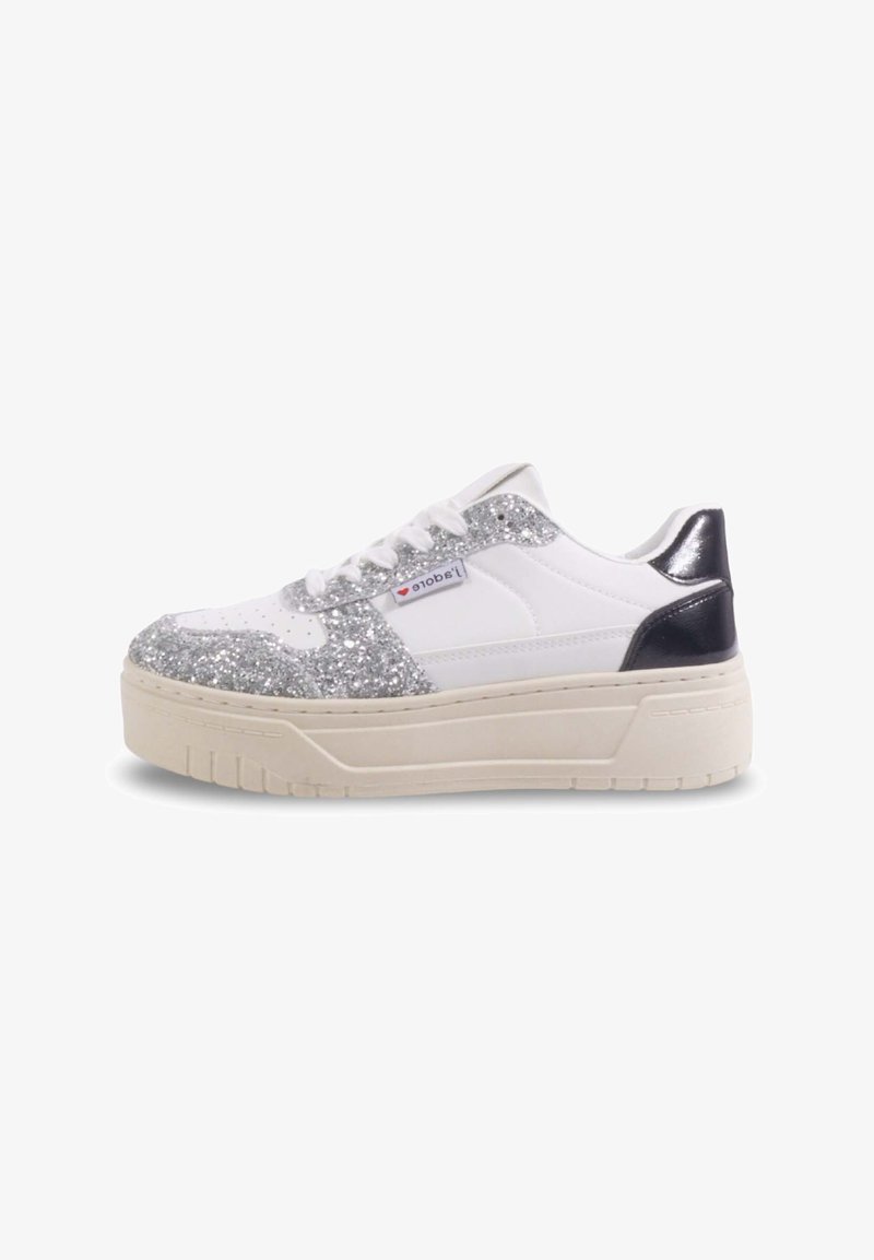 Baskets blanches avec des accents de paillettes argentées sur les orteils et les côtés, talon noir et semelle épaisse en crème. Dotées d'un design à lacets et d'une étiquette de logo.