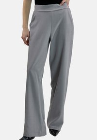 Grau, weit geschnittene Stoffhose mit glatter Textur, ausgestattet mit einem flachen Bund und einer dezenten Bügelfalte vorne. Hergestellt aus leichtem Material.