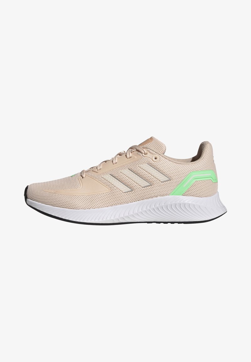 Beige sportovní bota s síťovaným svrškem, bílou mezipodešví a černou podrážkou. Obsahuje tři světle šedé pruhy a zelený akcent na patě.