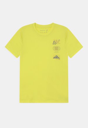 Żółty T-shirt z krótkim rękawem i okrągłym dekoltem z małym tekstem i grafikami, w tym "A&F", globusem i górą na górnej lewej stronie klatki piersiowej.