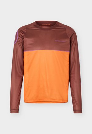 Hosszú ujjú kerékpáros mez barna felsőrésszel és ujjakkal, élénk narancssárga alsó elülső résszel, valamint lila „Endura” logóval a mellkason és a vállon.