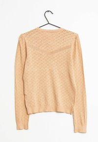 Hellbeige gestrickter Pullover mit einem strukturierten Rautenmuster, langen Ärmeln und einem runden Ausschnitt. Hängt an einem schwarzen Haken.