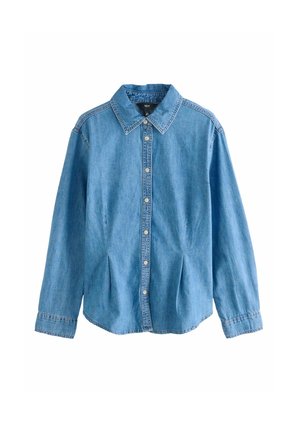 Hellblaues Denim-Hemd mit klassischem Kragen, Knopfleiste und langen Ärmeln, die einen abgerundeten Saum und gefältelte Akzente aufweisen.
