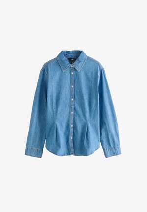 Camisa de mezclilla azul claro con cuello clásico, botones en la parte delantera y mangas largas que presentan un dobladillo curvado y acentos plisados.