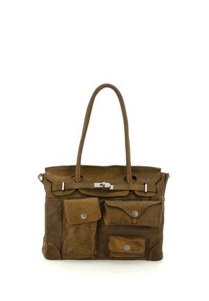 Borsa a mano in pelle marrone con tre tasche frontali, chiusure con bottoni argentati, una cinghia superiore con fibbia argentata e due manici.
