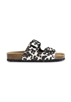 Sandal con stampa leopardata, dotata di due fibbie nere regolabili, soletta in sughero e suola in gomma testurizzata nera. Design piatto e open-toe.