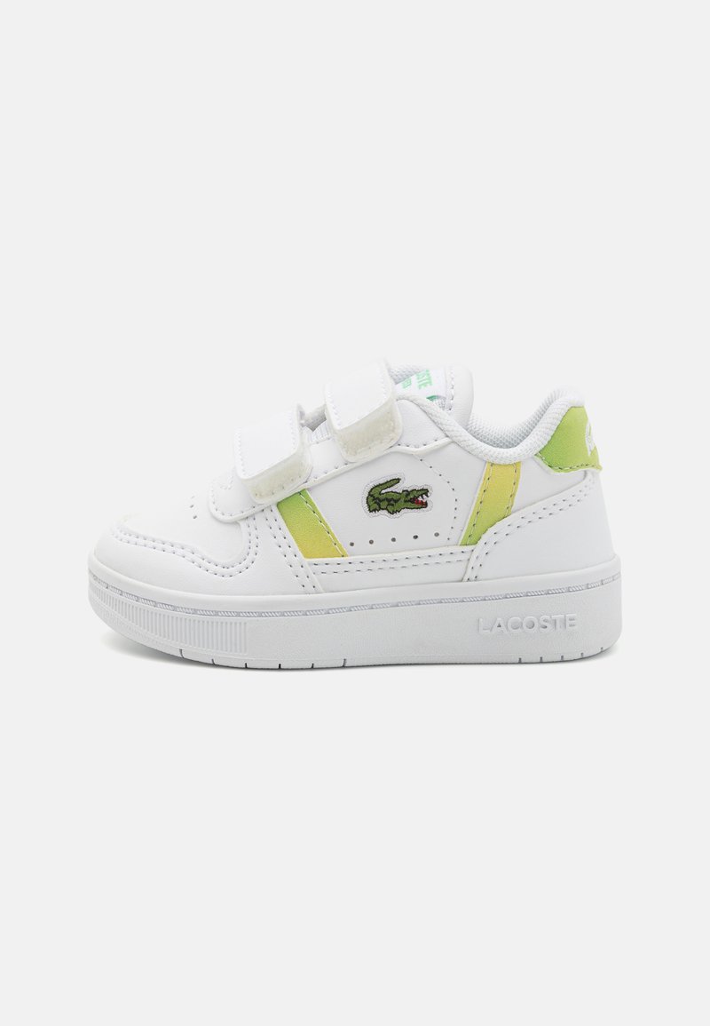 Baskets en cuir blanches avec des accents jaunes, bandoulières Velcro et un logo. Semelle texturée et partie supérieure lisse, avec des détails de couture minimalistes.