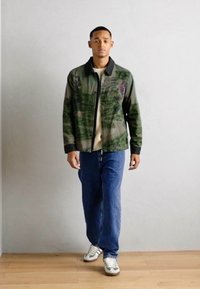 Scotch & Soda PHOTO PRINTED COACH JACKET - Suvejakk - khaki