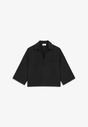 Zwarte cropped shirt met een puntige kraag, driekwart mouwen, een knoopsluiting en een enkele borstzak. Soepele, matte stoftextuur.