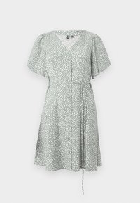 Robe gris clair à manches courtes avec des points blancs irréguliers, col en V, boutons sur le devant et ceinture fine à nouer à la taille.