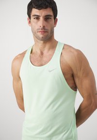 Nike Performance FAST SINGLET - Viršus - vapor green/silver
