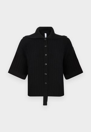 Čierny rebrovaný krátky cardigan s krátkym rukávom a veľkým golierom, so siedmimi prednými gombíkmi, prezentovaný na bielom pozadí.