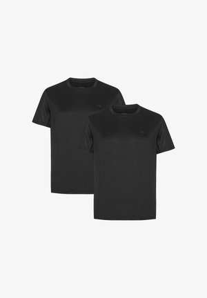 Sorte bomulds T-shirts, rund hals, korte ærmer, med et subtilt logo på brystet. To skjorter stablet bag hinanden.