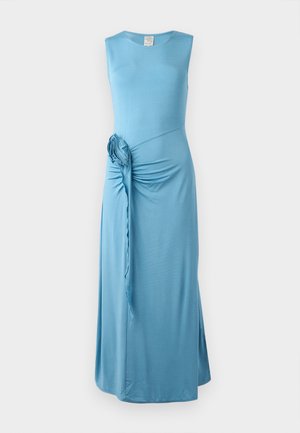 Vestido maxi sin mangas de color azul con un detalle torcido en el lateral y un acento floral. Fabricado en una suave tela elástica con una textura lisa.