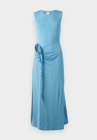 Rochie maxi fără mâneci, de culoare albastră, cu detaliu răsucit pe lateral și un accent floral. Fabricată dintr-un material moale, elastic, cu o textură fină.