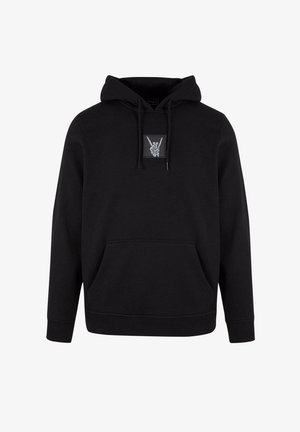 Fekete kapucnis felső puha anyagból, kenguruzsebbel, húzózsinórral ellátott kapucnival, és a mellkasán egy kézjelet ábrázoló grafikus folttal.