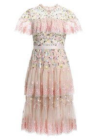 Robe à volants couleur blush avec broderie florale et sequins, manches à volants et encolure ronde, dotée d'une ceinture en satin à la taille.