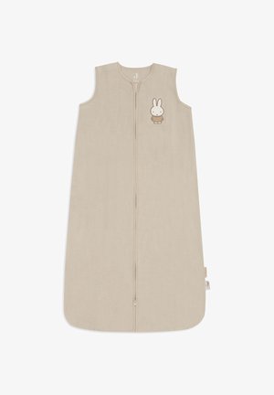 Gigoteuse beige sans manches pour bébé avec fermeture éclair sur le devant et petit personnage de lapin portant une tenue marron sur la poitrine.