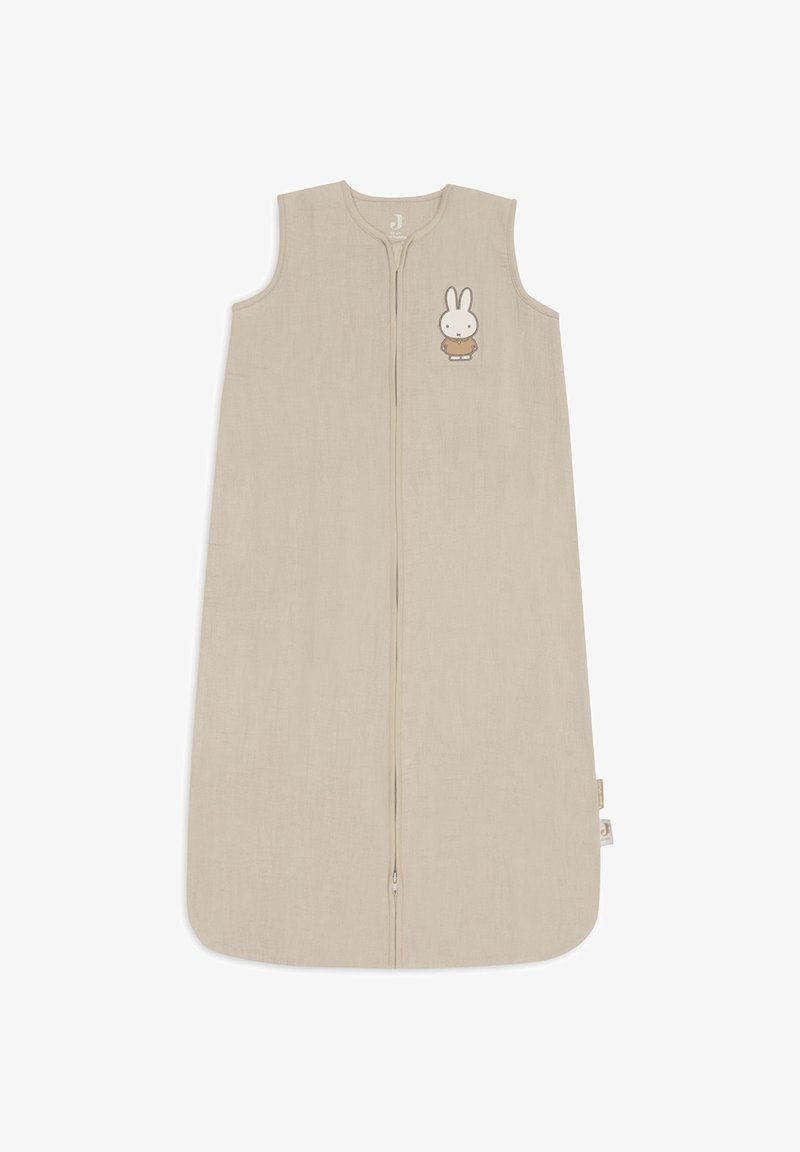 Gigoteuse beige sans manches pour bébé avec fermeture éclair sur le devant et petit personnage de lapin portant une tenue marron sur la poitrine.